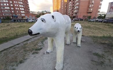 У Києві на Позняках з'явилася скульптура з білими ведмедями