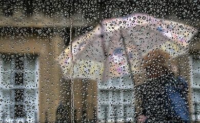 В Україні, крім західних областей, очікуються грози, в східній частині місцями град