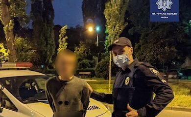 Киевлянин украл алкоголь из магазина и спрятался в шкафу