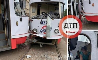 У Подільському районі Києва сталася ДТП за участю двох трамваїв