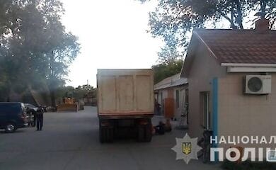 Дівчинка випадково опинилася під колесами вантажної машини