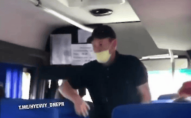 Водій витягнув з салону пасажира, який був без захисної маски