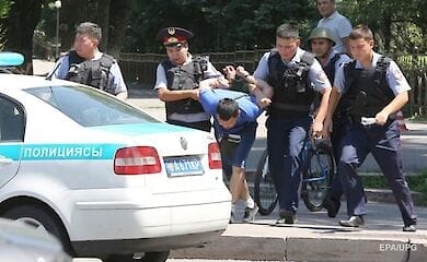 В Казахстане полицейский выпрыгнул из окна на 13 этаже, чтобы поймать педофила