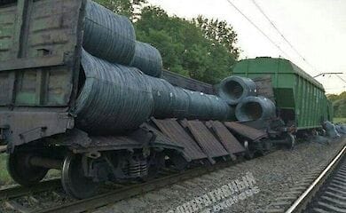 Под Днепром сошли с рельс два грузовых поезда