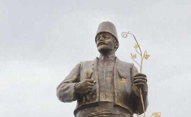 Бывший Ленин теперь в шапке и держит виноградную лозу