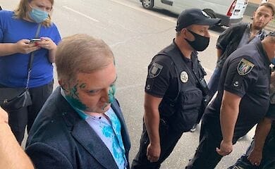 Депутата облили зеленкой