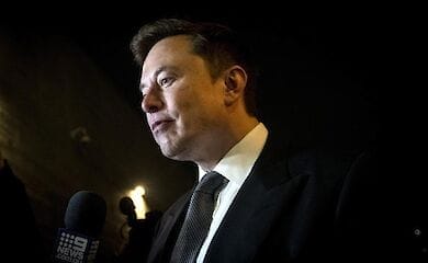 Маск опубликовал в соцсети фото с маленьким сыном на руках