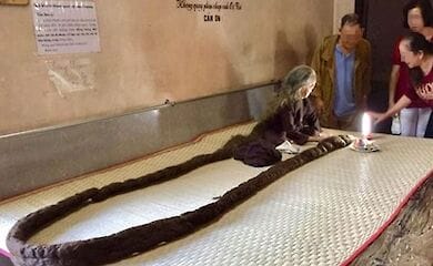 Волосы женщины за 64 года сбились в огромный жгут