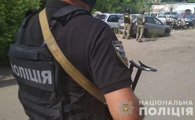У Полтаві чоловік, чинячи опір поліції, загрожує підірвати гранату