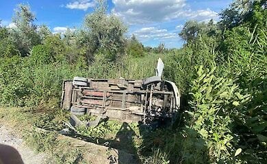 На Днепропетровщине автобус слетел в кювет и перевернулся