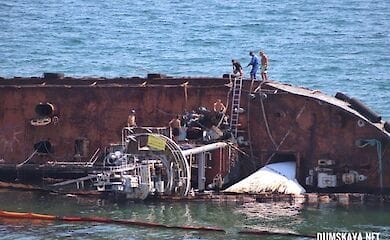 Утром произошел масштабный разлив топлива из затонувшего танкера Delfi в Одессе