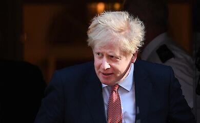 Премьер-министр Борис Джонсон считает противников вакцинации чокнутыми