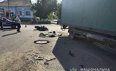 В Харьковской области грузовик наехал на байкера 