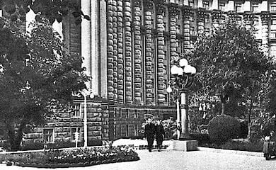 В Мариинский парк в Киеве вернули фонарь 50-х годов