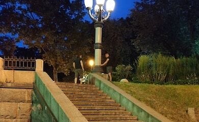 В Мариинский парк в Киеве вернули фонарь 50-х годов