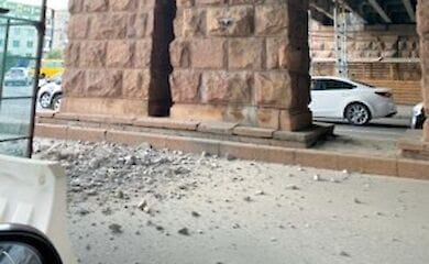 В Киевавтодоре объясили, почему с Воздухофлотского моста отпадает бетон