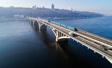 У Києві екстремали стрибають в вагона метро в Дніпро