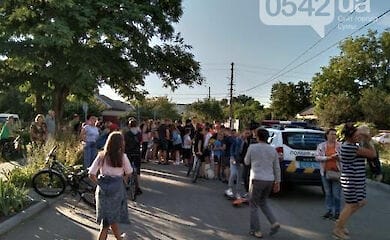 В Сумах разъяренные люди вышли на стихийный митинг из-за группового изнасилования мальчика