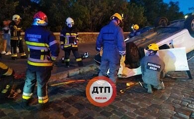 В Киеве на Владимирском спуске перевернулся автомобиль