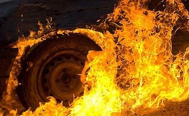 В Киев на Майдане горел автомобиль