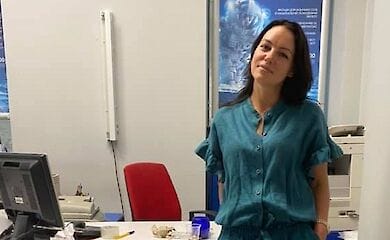 Девушка, рискуя собой, спасала коллегу