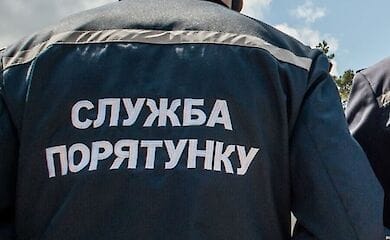 Под Киевом спасатели достали из-под завалов дома мужчину и мальчика