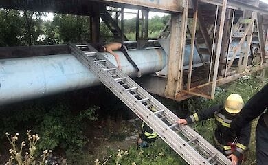 У Кривому Розі школяр заліз на трубу під мостом і не міг спуститися