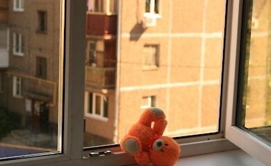 Во Львове полуторагодовалая девочка выпала из окна 8-го этажа