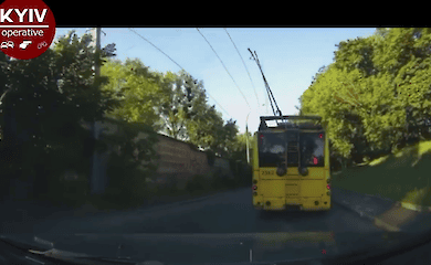 У столичного троллейбуса на ходу оторвалась от проводов штанга