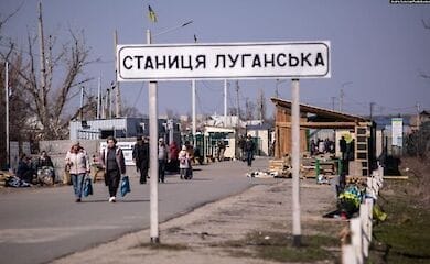 Сотні українців застрягли на лінії розмежування