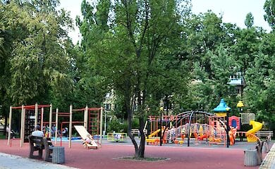 В Мариинском парке разместили современную детскую площадку 