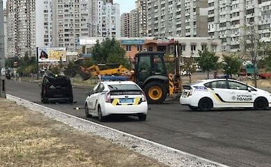 В Киеве трактор снес ковшом крышу легковому авто