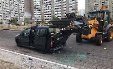 В Киеве трактор снес ковшом крышу легковому авто