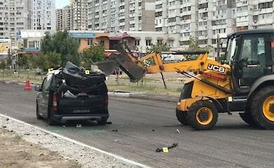 В Киеве трактор снес ковшом крышу легковому авто
