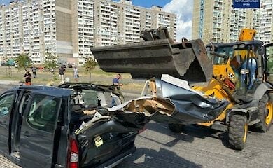 В Киеве трактор снес ковшом крышу легковому авто