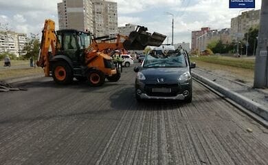 В Киеве трактор снес ковшом крышу легковому авто