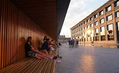 В Киеве открыли новую зону отдыха с фонтаном