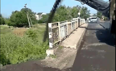 Асфальт, который сбрасывали в реку под Бердянском, убрали