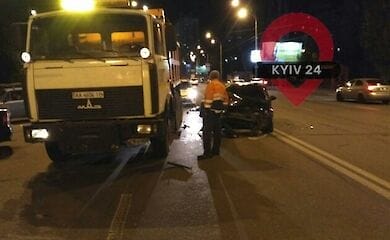 В Киеве авто врезалось в грузовик коммунальщиков