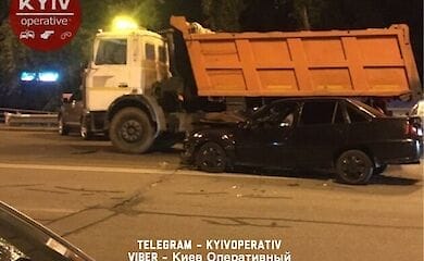 В Киеве авто врезалось в грузовик коммунальщиков