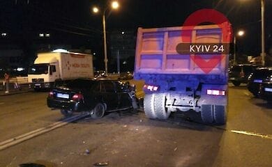В Киеве авто врезалось в грузовик коммунальщиков
