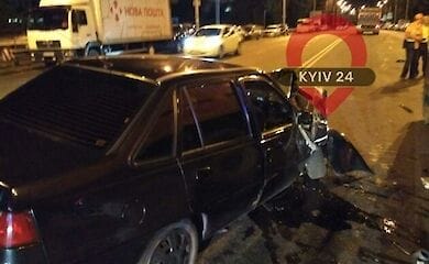 В Киеве авто врезалось в грузовик коммунальщиков