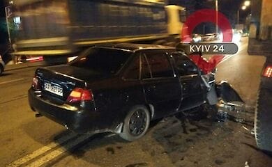 В Киеве авто врезалось в грузовик коммунальщиков