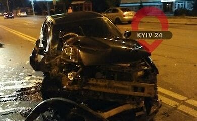 В Киеве авто врезалось в грузовик коммунальщиков