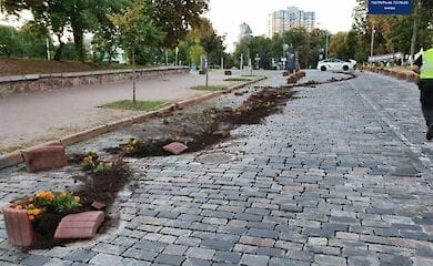 Пьяный водитель врезался в клумбу на аллее Героев Небесной сотни