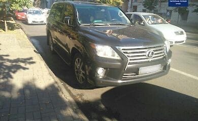 Пьяный водитель врезался в клумбу на аллее Героев Небесной сотни