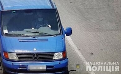 В Киеве мужчина на украденном микроавтобусе устроил аварию