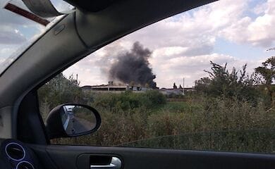 Черный дым поднимается с пустырей вокруг Одесского НПЗ