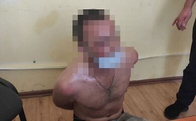 Чоловік кидав каміння в людей і авто