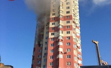 У Дарницькому районі Києва горить висотка